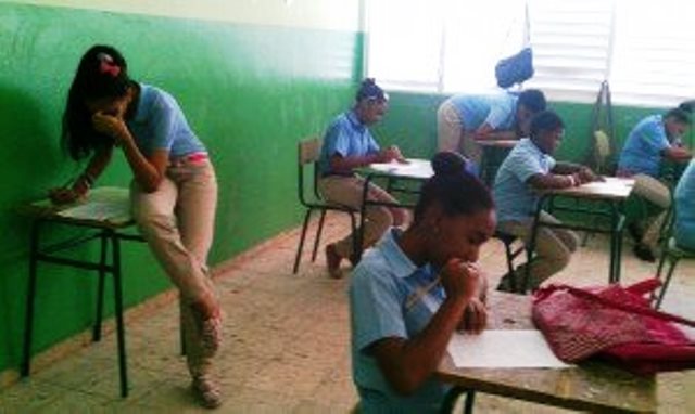 Estudiantes se pelean por las butacas en liceo José Dubeau debido a carencia de esos mobiliarios
