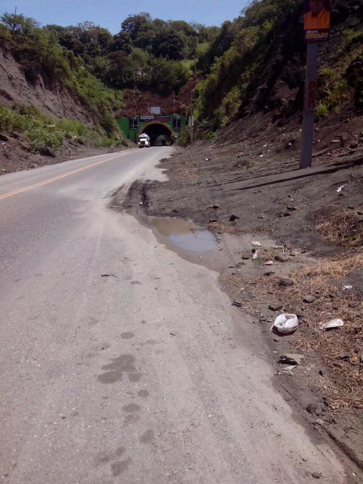 Deslaves de tierra a orillas de carretera son un peligro en las cercanías al túnel de Altamira