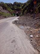 Deslaves de tierra a orillas de carretera son un peligro en las cercanías al túnel de Altamira