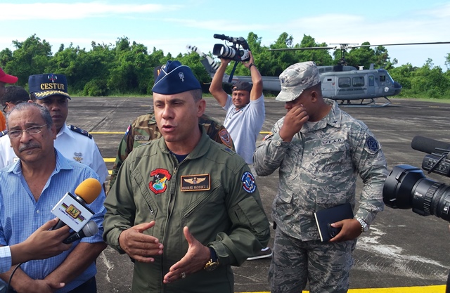 Comandante Base Aérea de Puerto Plata facilita helicóptero para vuelo de reconocimiento a comunicadores