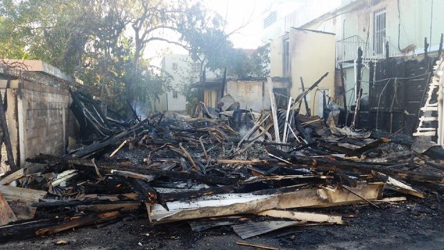 Critican negligencia de bomberos para sofocar incendio redujo anoche a cenizas casa del estilo victoriano en centro histórico de Puerto Plata