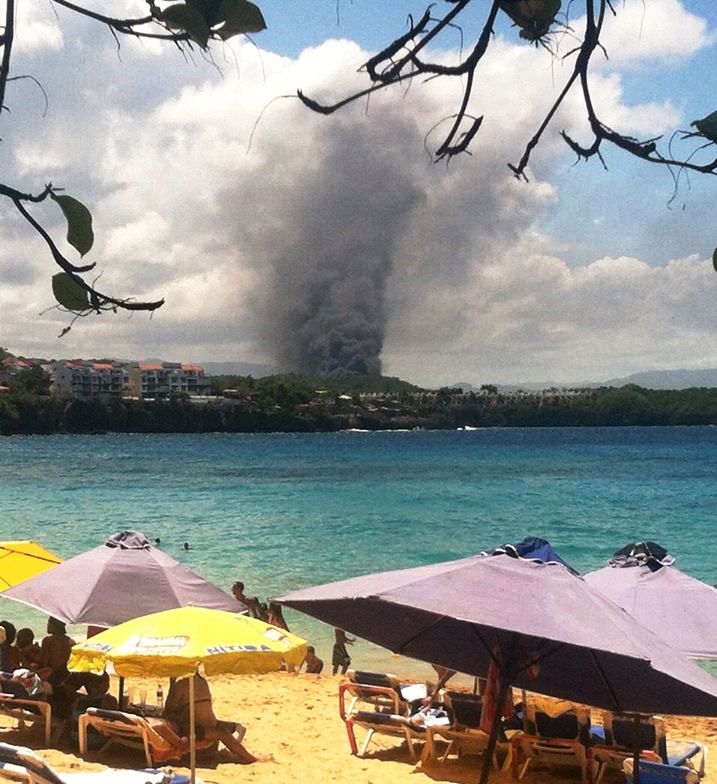 Manos criminales incendian vertedero de La Unión en Sosúa causando tremenda humareda que se observa a varios kilómetros