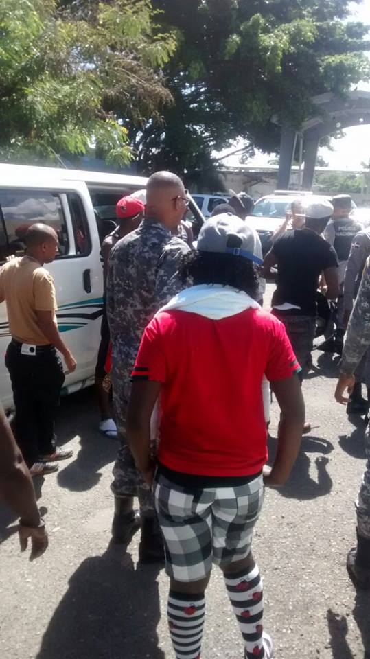 Dejan en libertad grupo de haitianos que se orinaron y expusieron sus genitales en plena avenida de Puerto Plata