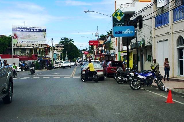 Ciudadanos deploran caos del tránsito por permisividad con estacionamiento vehicular en calles céntricas de Puerto Plata