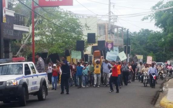 Realizan protesta en parte oeste de Puerto Plata exigiendo del gobierno reparación de carreteras y otros reclamos