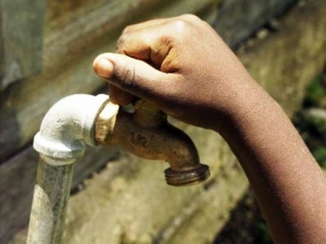 Escasez de agua potable por más de una semana sigue afectando a diversos sectores de Puerto Plata