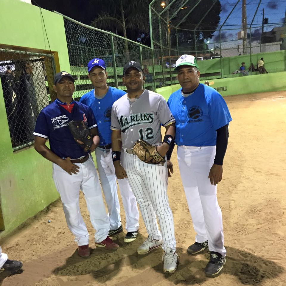 Locutores de Puerto Plata realizan doble cartelera de softbol; general Vásquez Jiménez funge como bateador de honor
