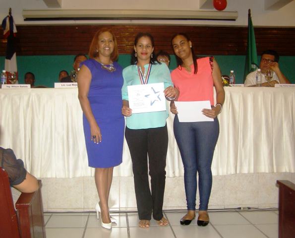 Servicios Estudiantiles de UTESA entrega reconocimientos a 37 estudiantes