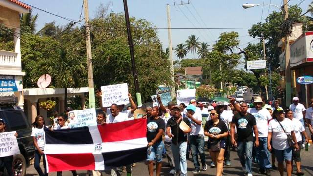Realizan marcha desde Los Callejones hasta la gobernación de Puerto Plata exigiendo justicia por joven asesinado