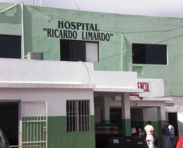 Piden auxilio de autoridades antes constantes pleitos de choferes en calle detrás del hospital de Puerto Plata