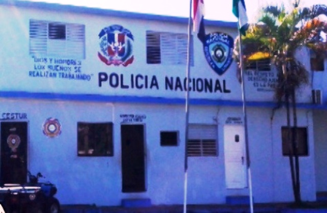   Siguen golpeando ciudadanos en cuartel PN de Sosúa, agreden dos jóvenes incluyendo un menor