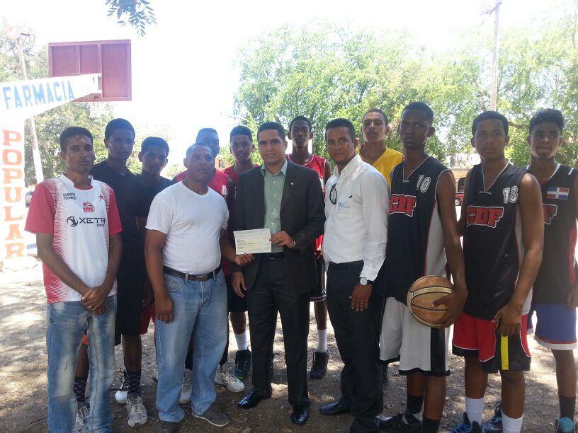 Banco Ademi realiza donativo económico al Club Deportivo Fantástico