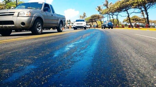Camión tanquero derrama combustible en malecón de Puerto Plata ocasionando accidentes