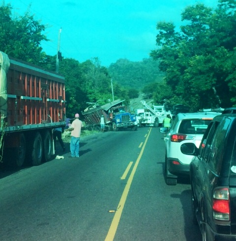 Accidente de camión maicero ocasiona tremendo taponamiento en carretera Maimón-Imbert