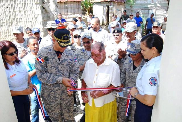 Comandante de la Base Aérea de Puerto Plata entrega vivienda a través de su Programa de Acción Cívica