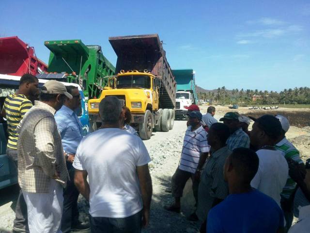 Propietarios de terrenos aledaños al puerto turístico de Maimón y camioneros protestan por falta de pago
