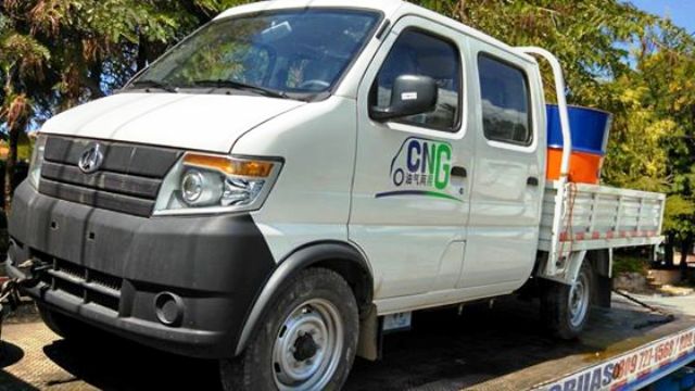 Policía enfrenta a tiros delincuentes asaltaron camiones comerciales y dejaron dos vehículos abandonados en Imbert