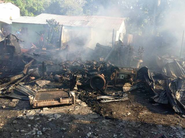 Incendio causado por un alto voltaje consume vivienda y tres vehículos en Maimón
