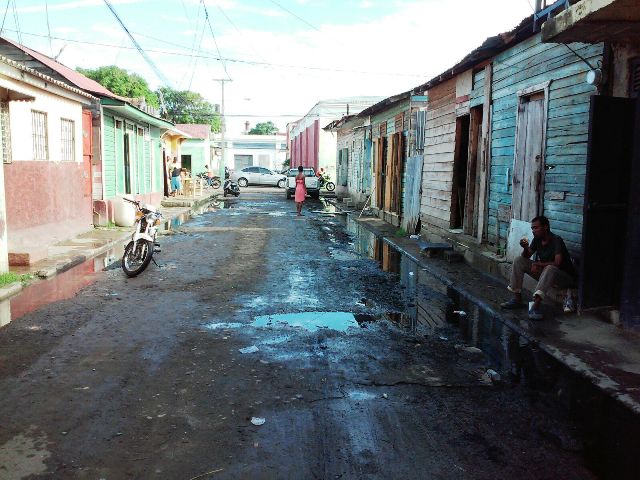 Residentes en sector Las Cañitas de Puerto Plata sobreviven entre calles malas y repletas de lodo e inmundicias