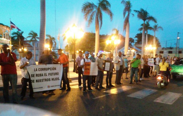  Puertoplateños realizan manifestación contra la corrupción en la Plaza independencia
