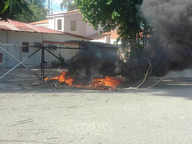 Empleados del quebrado CABIOQUI realizan protesta en Montellano exigiendo prestaciones laborales