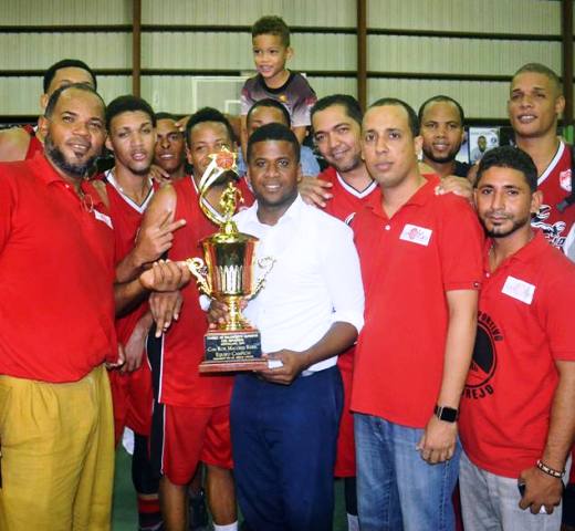 Equipo de Cangrejo conquista corona del torneo 2015 del baloncesto superior de Montellano