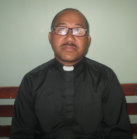  Ladrón que fue sorprendido saqueando parroquia de Conani agrede sacerdote y multitud casi lo lincha