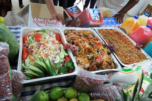 Dirigente deportivo Tato Martinez ofrece tradicional almuerzo navideño a envejecientes