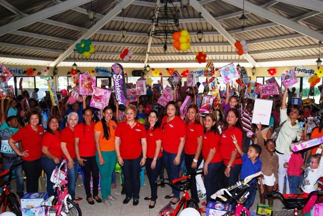Comité de Esposas de Oficiales de la Fuerza Aérea realiza entrega de juguetes en la Base Aérea de Puerto Plata