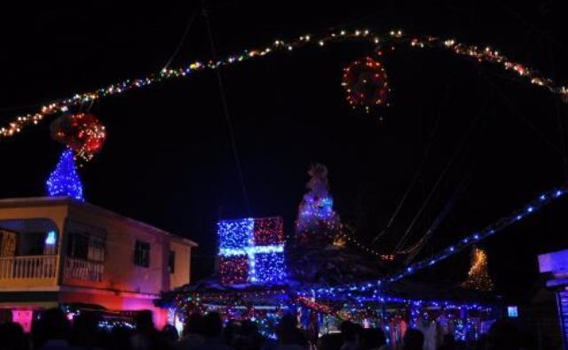 A pesar de atraco a mensajero municipal, alcalde de PP entrega premios a calles mejores decoradas de la ciudad