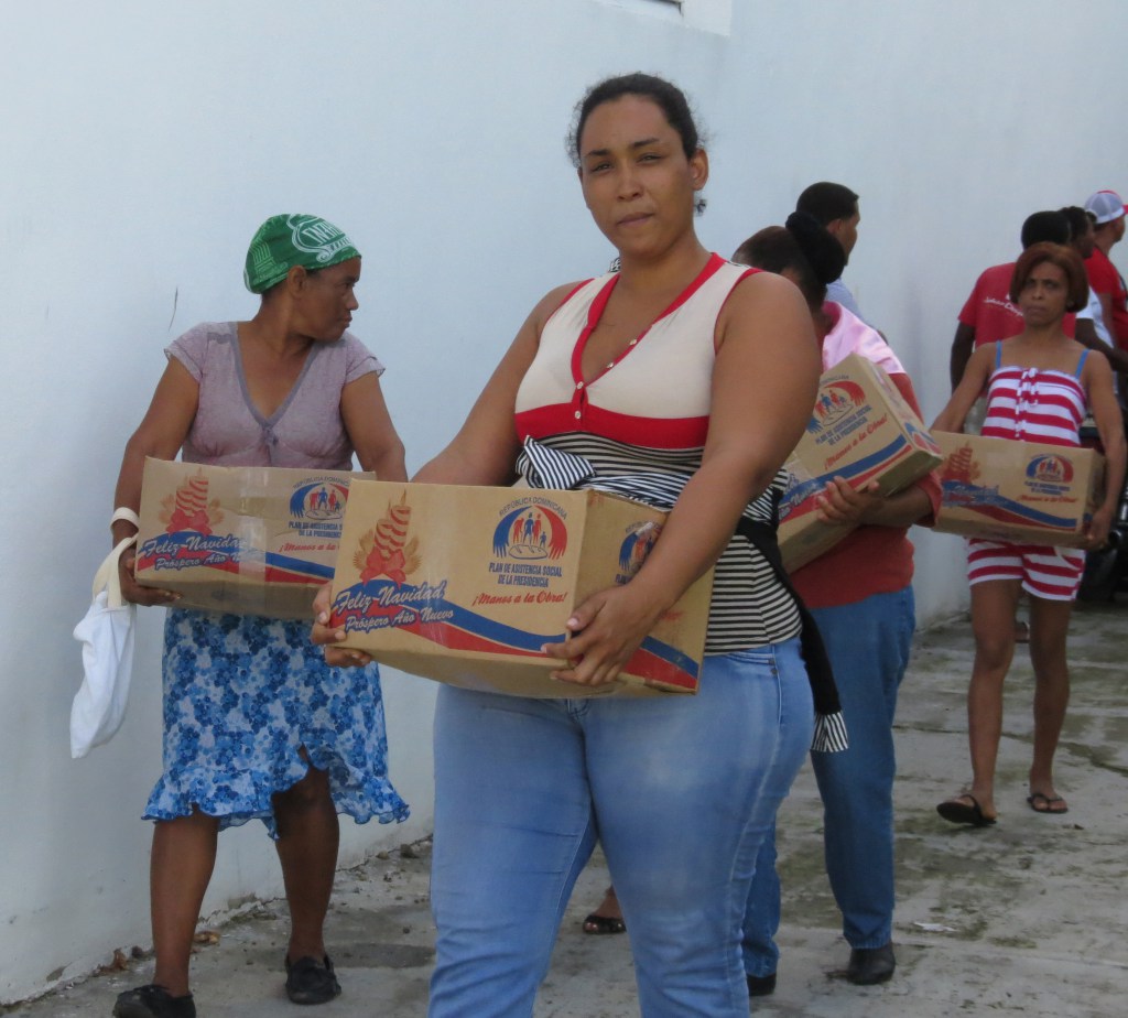 Presidencia de la República y gobernación de Puerto Plata entregan miles de cajas navideñas a ciudadanos