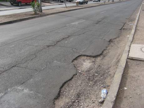 Realizan protesta en comunidad de Luperón debido a que rodaje de camiones está destruyendo carretera