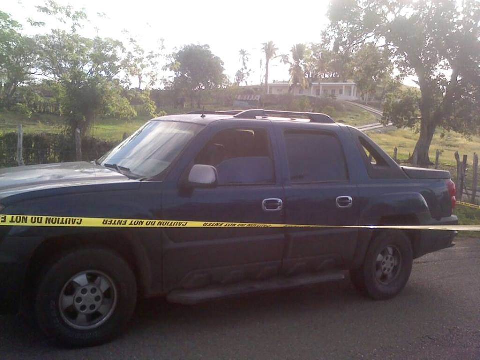 Hallan extranjero muerto dentro de un vehículo en carretera Imbert-Vuelta Larga