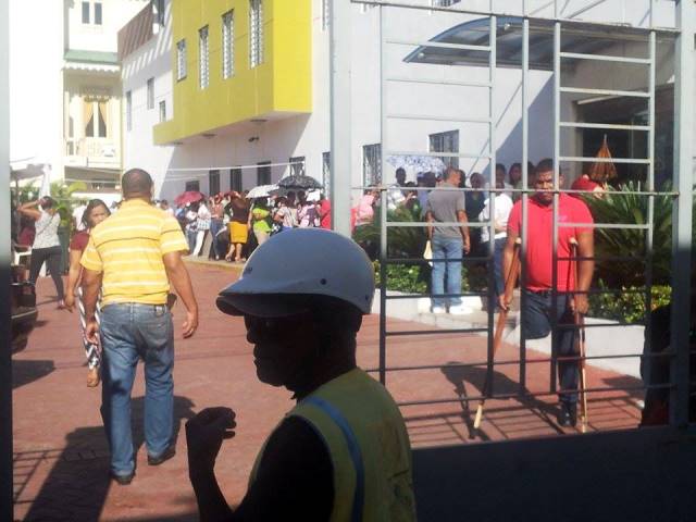 Al acercarse vencimiento plazo, centenares de ciudadanos hacen largas filas en Puerto Plata para sacar cédula nueva