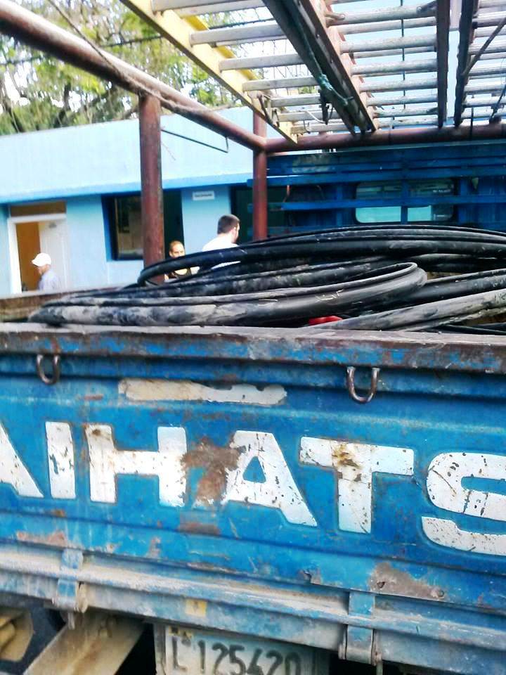 Detienen dos que presuntamente a bordo de un camión robaban alambres en Montellano