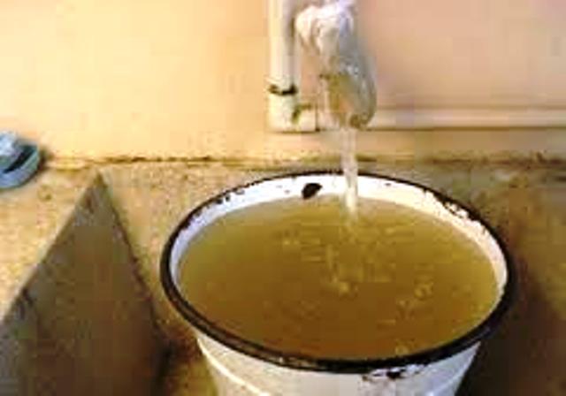 Residentes en el barrio Haití denuncian que el agua está llegando hedionda y con partículas extrañas