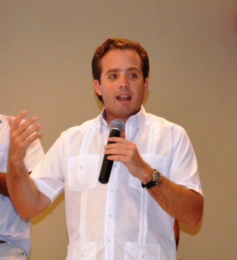 Aunque se encuentra reflexionando, diputado Paliza continúa haciendo contacto con las comunidades