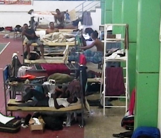 Denuncian que agentes policiales viven en condiciones deplorables e infrahumanas en pabellón de volibol de Puerto Plata