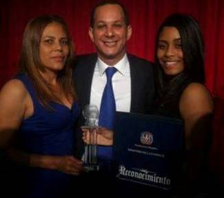 Estudiante Puertoplateña gana premio Juan Pablo Duarte en el renglón mérito a la excelencia académica