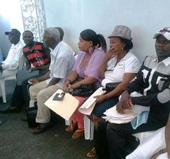 Grupos de haitianos intentan regular sus estatus migratorio a pesar de que venció plazo de naturalización para extranjeros