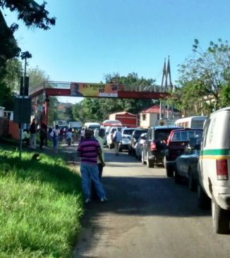Estudiantes comunidad Llanos de Pérez en Imbert bloquearon tránsito de carretera exigiendo desayuno escolar