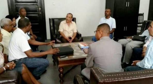  Gobernador Iván Rivera recibe comisión de sindicatos y asociaciones que programaban un paro de labores