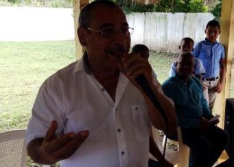 Gobernador de Puerto Plata se reúne con residentes en Barrabás de Imbert quienes piden construcción de puente