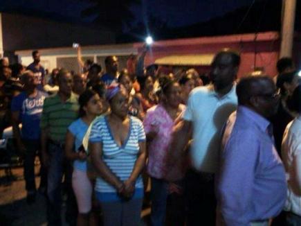 Moradores de Altamira realizan marcha y vigilia exigiendo normalización del servicio energético