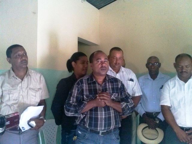 Vendedores de Artesanías en Bahía de Maimón denuncian que “muchos vividores, ahora quieren pescar en río revuelto”
