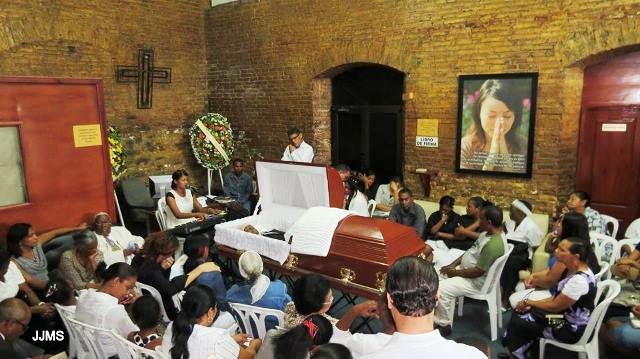 Con gran manifestación de duelo y pesar sepultan joven murió tras recibir batazo en la cabeza