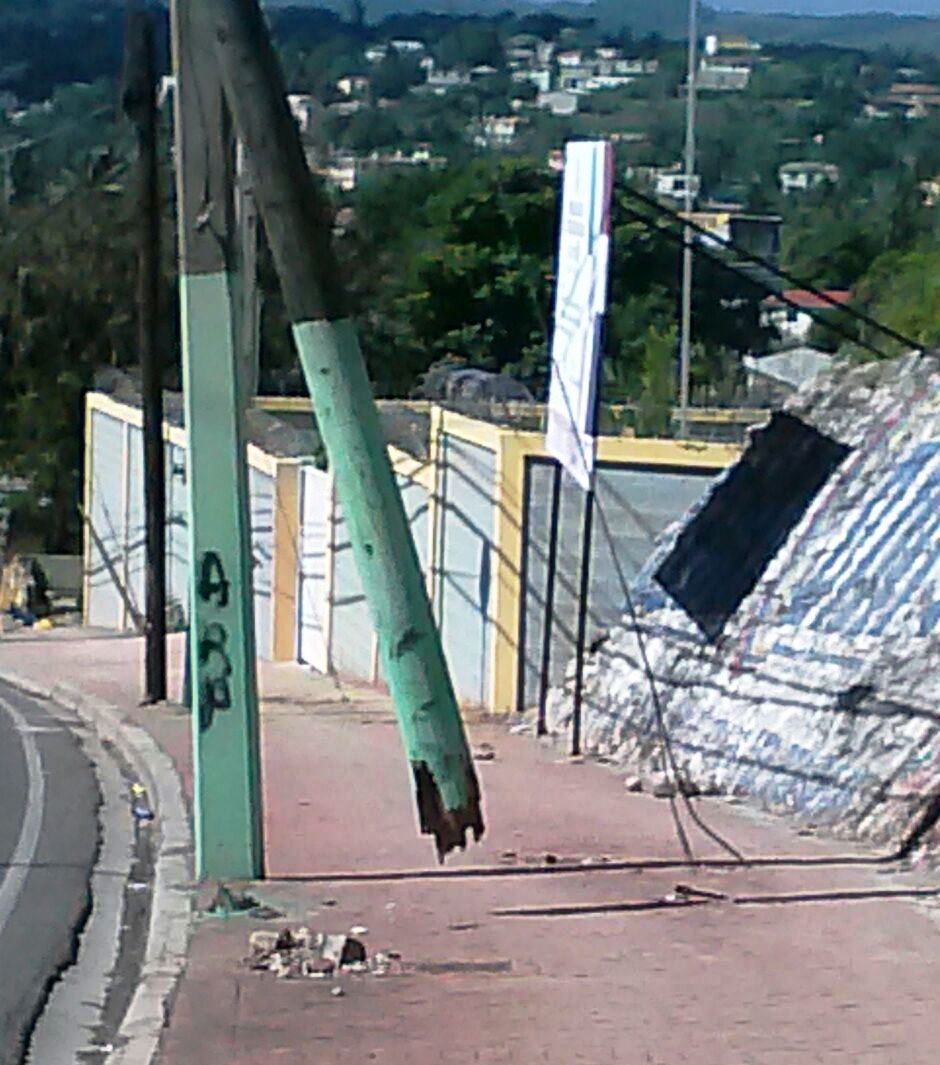 Poste del tendido cablegráfico constituye peligro de muerte en avenida muy transitada de Puerto Plata