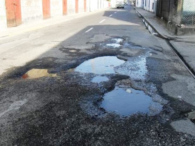 Residentes en Las Cañitas claman por auxilio de autoridades ante malas condiciones de calles y contaminación ambiental