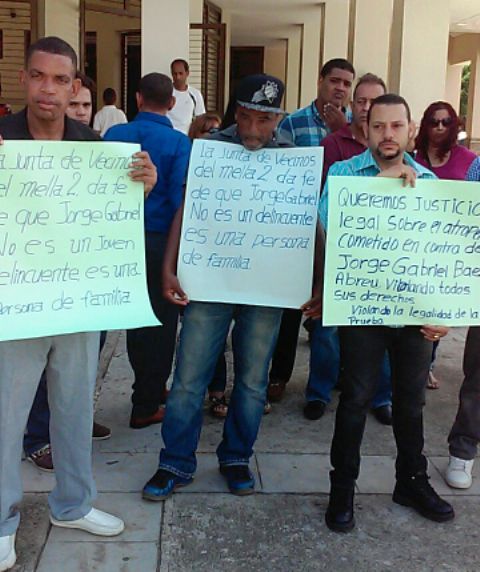 Familiares y amigos de joven condenado a 30 años de prisión piquetean Palacio de Justicia de Puerto Plata