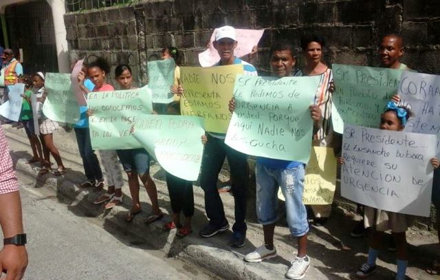 Ciudadanos de sectores marginados en Puerto Plata aprovecharon visita del presidente para exigir atención a problemas